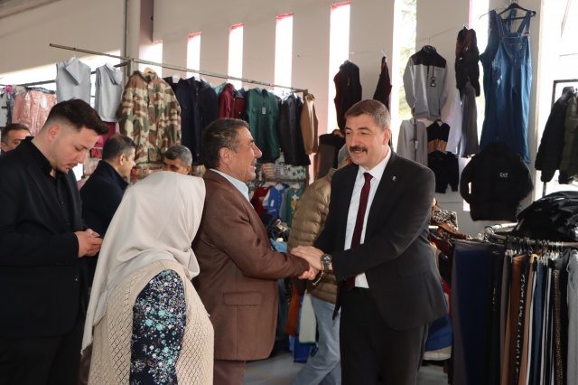 Her fırsatta halkla bir araya gelmeye özen gösteren Kula Belediye Başkanı Hikmet Dönmez, ilçedeki pazaryerine yaptığı ziyarette, esnafla tek tek tokalaşarak hayırlı işler diledi. Esnaf ve vatandaşlarla sohbet eden Başkan Dönmez, pazarcıların talep ve önerilerini dikkatle dinledi. Yeni pazaryerinde yapılması gereken çevre düzenlemeleri ve iyileştirmeler hakkında esnafı bilgilendiren Başkan Dönmez, kış mevsiminde soğuk havadan korunaksız halde olan pazar yerinin gelecek yıl kış mevsimine kadar için gerekli muhafaza çalışmalarının yapılacağı müjdesini verdi. Pazaryerinde yapılan iyileştirmelerin esnafın işlerini kolaylaştıracağını belirten Başkan Dönmez, bundan sonraki hizmetlerin halkın desteğiyle devam edeceğini söyledi.
