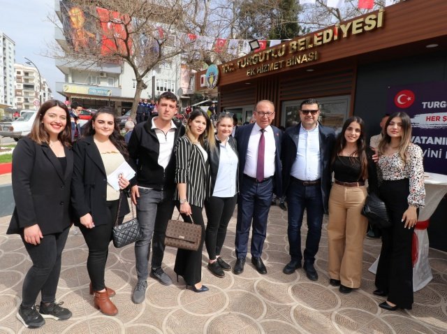 “Bir sözümüzü daha gerçekleştirmenin mutluluğunu yaşıyoruz”
Belediye Hizmet Noktasının açılış töreninde konuşan Turgutlu Belediye Başkanı Çetin Akın, “Bugün bir sözümüzü daha gerçekleştirmenin mutluluğunu yaşıyoruz. Selvilitepeli hemşehrilerim Turgutlu Belediyesine gelmeden belediyede yapılan her işi hizmet noktasında yapabilecekler. Hizmet Noktamızda tahsilat yapabilecek, emlak ve rayiç bedellerle ilgili işlemleri gerçekleştirebileceğiz. Zabıta Müdürlüğümüzde görevli bir personelimizle birlikte toplam üç personelimiz, belediyede verilen tüm hizmetleri Selvilitepeli hemşehirlerimize sunacak. Selvilitepe Mahallemize açtığımız Hizmet Noktasının Turgutlu’muza ve hemşehrilerimize hayırlı olmasını diliyorum” dedi. 
Açılış töreninde konuşma yapan Turgutlu Kaymakamı Ali Yılmaz, CHP Manisa Milletvekili Bekir Başevirgen ile Selvilitepe Mahalle Muhtarı Sait Kaya ise Selvilitepe Mahallesine kazandırılan Belediye Hizmet Noktasının hayırlı olması dileğinde bulunarak Başkan Çetin Akın ve ekibine teşekkür ettiler. 
Turgutlu Belediyesi Hizmet Noktasının açılış törenine Kaymakam Ali Yılmaz, İlçe Emniyet Müdür Vekili Hüsnü Uz, Cumhuriyet Halk Partisi Grup Başkanvekili ve Manisa Milletvekili Özgür Özel, CHP Manisa Milletvekilleri Bekir Başevirgen, Ahmet Vehbi Bakırlıoğlu, Turgutlu Belediye Başkan Yardımcıları Ahmet Daşkan, Fırat Honaz, Evren Erbaş, Mithat Erden, Turgutlu Belediyesi Meclis Üyeleri, Akhisar Belediye Başkan Yardımcısı Ahmet Tınazlı, siyasi parti temsilcileri, muhtarlar, dernek ve oda başkanları ile Turgutlu Belediyesi Daire Müdürleri ve personelleri katılım gösterdi.