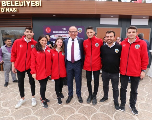 Turgutlu Belediyesinin, Selvilitepe Mahallesinde yaşayan vatandaşların belediye hizmetlerinden kolaylıkla yararlanabilmesi amacıyla hizmete sunduğu Belediye Hizmet Noktasının açılış töreni düzenlendi. Muhsin Yazıcıoğlu Meydanı’nda yer alan Belediye Hizmet Noktasında, vergi ödemeleri ile birlikte tüm tahsilatların ödemeleri, emlak ve rayiç bedellerle ilgili tüm işlemler kolaylıkla yapılabilecek. Hizmet Noktasında ayrıca vatandaşların dilekçeleri de alınacak. Banka ATM’lerin de yer aldığı Hizmet Noktasında vatandaşlar şehir merkezine gitmelerine gerek kalmadan banka işlemlerini gerçekleştirebilecekler.
