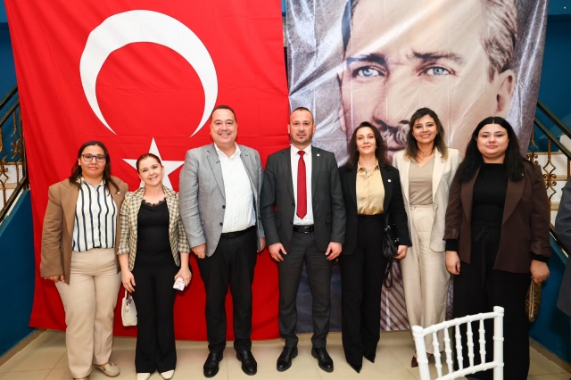 Muhtarlarla İş Birliği Sürecek

Muhtarları belediyelerin doğrudan çalışma arkadaşları olarak gördüklerini belirten Başkan Dutlulu, mahallelerden gelen talepleri dinlemeye ve çözüm üretmeye devam edeceklerini söyledi.

Ziyaret programı kapsamında ilçe esnafıyla da bir araya gelen Dutlulu, esnaf ve vatandaşların görüşlerini dinleyerek hayırlı işler temennisinde bulundu.

Demirci’de gerçekleştirilen toplantıda doğalgaz çalışmalarının önünün açılabileceğinin açıklanması, asfalt yatırımları ve Kültür Merkezi projesine ilişkin değerlendirmeler ilçenin gündeminde öne çıkan başlıklar oldu.