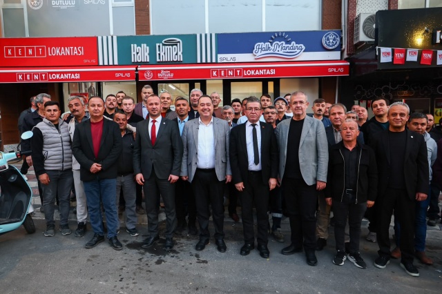 Başkan Erkan Kara’dan Birlikte Çalışma Vurgusu

Demirci Belediye Başkanı Erkan Kara da toplantıda yaptığı konuşmada, Manisa Büyükşehir Belediye Başkanı Besim Dutlulu ile yaklaşık 15 aydır uyum içerisinde çalıştıklarını belirtti.

Farklı siyasi partilerde görev yapmalarına rağmen ortak hedeflerinin Manisa ve Demirci’ye hizmet etmek olduğunu vurgulayan Kara, belediyeler arasında iş birliğinin önemine dikkat çekti.

Kara, “Ben Demirci Belediye Başkanı olarak kendisinden razıyım, Allah da razı olsun” diyerek Dutlulu ile yürütülen çalışmalardan duyduğu memnuniyeti dile getirdi.

Hizmet sürecinde gerçekçi olmanın ve verilen sözlerin arkasında durmanın önemini vurgulayan Kara, kalan dönemde de Büyükşehir Belediyesinin desteğiyle Demirci için yeni çalışmalar gerçekleştirmeyi hedeflediklerini ifade etti.