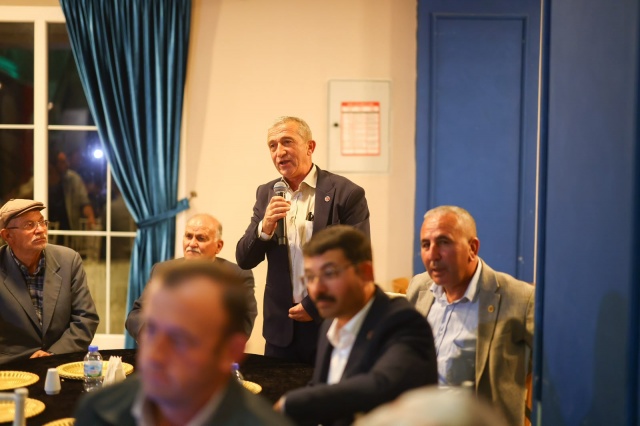 Manisa Büyükşehir Belediye Başkanı Besim Dutlulu, Demirci’de muhtarlarla gerçekleştirdiği toplantıda doğalgaz çalışmalarının başlayabileceğini açıkladı. Dutlulu, üstyapı ve asfalt sorumluluğunun Demirci Belediyesinde kalması şartıyla doğalgaz sürecinin önünün açılacağını belirtti.