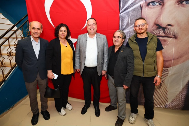 Manisa Büyükşehir Belediye Başkanı Besim Dutlulu, Demirci ilçesine gerçekleştirdiği ziyaret kapsamında mahalle muhtarlarıyla bir araya gelerek talep ve önerileri dinledi. İlçe esnafını da ziyaret eden Dutlulu, vatandaşlarla sohbet ederek Demirci’de yürütülen çalışmalar ve planlanan yatırımlar hakkında değerlendirmelerde bulundu.