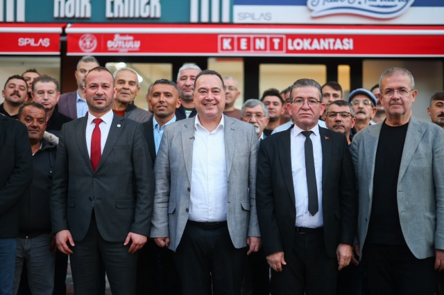 Demirci’ye Kültür Merkezi Projesi

Demirci’nin yalnızca altyapı ve yol yatırımlarıyla değil, sosyal ve kültürel alanlarla da gelişmesi gerektiğini vurgulayan Dutlulu, ilçede gençlerin yaşamını kolaylaştıracak projelere ihtiyaç olduğunu ifade etti.

İlçede nüfus azalmasının sosyal yaşam ve yaşam kalitesi üzerinde etkili olduğuna dikkat çeken Dutlulu, eski Ziraat Bankası binasının bulunduğu alanda bir Kültür Merkezi projesi planlandığını açıkladı.

Dutlulu, projenin seçim dönemine kadar tamamlanmasının hedeflendiğini belirterek Demirci’ye yönelik yatırımların aşamalı olarak devam edeceğini söyledi. Mahallelerin ihtiyaçlarının karşılanması konusunda muhtarlara destek vermeyi sürdüreceklerini de sözlerine ekledi.