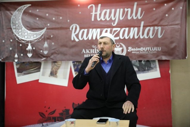 Akhisar Belediye Başkanı Besim Dutlulu Ramazan ayı dolayısıyla düzenlediği iftar programında kırsal ve merkeze bulunan 109 mahalle muhtarı ile bir araya geldi. Akhisar Belediyesi Hüsnü Kahraman Kültür Parkı Gölet Büyük Salon’da düzenlenen iftar programına katılan tüm muhtarlar ile sohbet etme imkanı bulan Başkan Besim Dutlulu, birlik ve beraberliklerinin daim olmasını diledi.