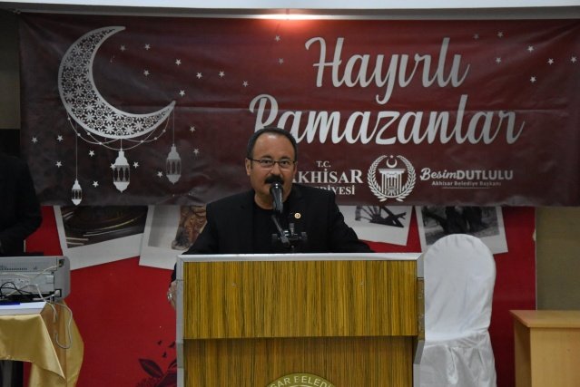 İftar programa Akhisar Kaymakamı Sabit Kaya, Belediye Başkanı Besim Dutlulu, Başkan Yardımcıları Ahmet Tınazlı, Tuncay Engin, Bedri Türk ve muhtarlar katıldı.