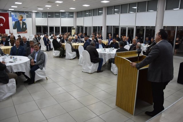 İftar programında konuşan Başkan Dutlulu, “Belediye Başkanı olarak seçildiğim ilk günden beri Akhisar için nasıl daha iyi hizmet edebilirim, Akhisar’da nasıl daha güzel işler yapabiliriz diye düşündük ve bu gayretle çalışmalarımızı sürdürdük. Bunu yaparken de en önemli destekçimiz muhtarlarımız oldu. Hemen hemen her işimizde muhtarlardan görüş, fikir ve destek aldık. Muhtarlarımızın demokrasi için en önemli bileşenlerinden olduğunu düşünüyoruz. Bu bakımdan da muhtarlarımız ile çalışmaya devam edeceğiz. Her köye, her mahalleye herkese eşit hizmet ettik; siyaseti  değil, kardeşliği ve çalışkanlığı esas aldık. İlk günden beri sağladığımız bu birlik ve beraberliğimizin her zaman devam etmesini dilerim. Allah tutulan tüm oruçlarımızı ve dualarımızı kabul eylesin. Hayırlı Ramazanlar” dedi.