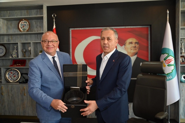 Başkan Ergün, Büyükşehir’in Çalışmalarını Anlattı
İçişleri Bakanı Yerlikaya’yı makamında ağırlayan Manisa Büyükşehir Belediye Başkanı Cengiz Ergün, Manisa Büyükşehir Belediyesinin ve MASKİ Genel Müdürlüğünün 17 ilçede hayata geçirdiği, devam ettiği ve yapılması planlanan projeleri hakkında sunum gerçekleştirdi. Ziyaret sonunda Başkan Ergün, Bakan Yerlikaya’ya ziyaret anısına hediye takdiminde bulundu.