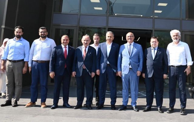 Başkan Ergün, İçişleri Bakanı Yerlikaya’yı Ağırladı

Manisa Büyükşehir Belediye Başkanı Cengiz Ergün, 2023 Şehir Buluşmaları programı kapsamında Manisa’ya gelen İçişleri Bakanı Ali Yerlikaya’yı Büyükşehir Belediyesinde ağırladı. Bakan Yerlikaya’ya Manisa Büyükşehir Belediyesinin çalışmaları ile ilgili sunum gerçekleştiren Başkan Ergün, günün anısına hediye takdiminde de bulundu.