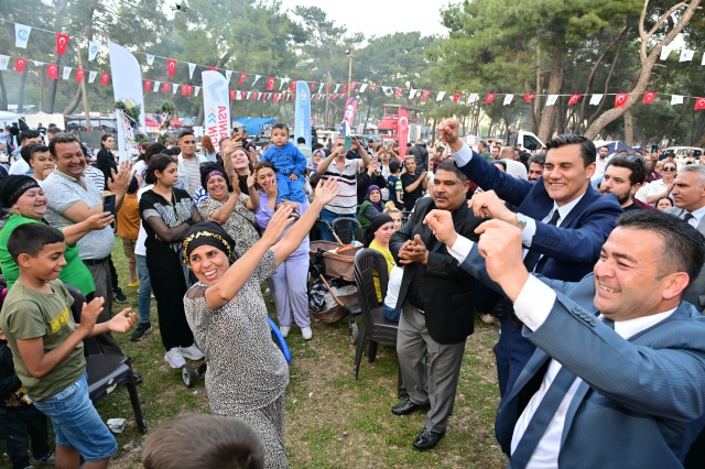 “Hıdırellezin huzur ve sağlık getirmesini diliyorum”
Kırkağaç Belediye Başkanı Üstün Dönmez de “Baharın müjdecisi olan Hıdırellez’in hepimize huzur ve sağlık getirmesini diliyorum. Bu organizasyonda bizlere desteğini esirgemeyen Büyükşehir Belediye Başkanımız Ferdi Zeyrek’e teşekkür ediyorum. Her şey gönlünüzce olsun, iyi eğlenceler diliyorum” dedi.