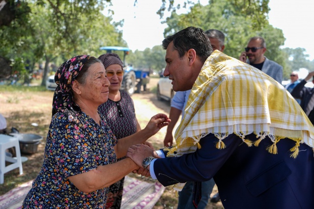 “13 ay önce umudu sizlerle birlikte yaşattık”
Hıdırellez’in, kardeşliğin, birliğin, beraberliğin, bütünlüğün ve umudu yaşatmanın bayramı olduğunu belirten Manisa Büyükşehir Belediye Başkanı Mimar Ferdi Zeyrek, “Bundan tam 13 ay önce umudu sizlerle birlikte yeşerttik. Kırkağaç’ta bugüne kadar hiç ulaşmadığımız oya sizler sayesinde ulaştık. Allah hepinizden bin kere razı olsun. Şunun sözünü veriyorum. Kimse Üstün Başkan’a ve Ferdi Zeyrek’e attığı oydan bir kere bile pişman olmayacak” dedi.