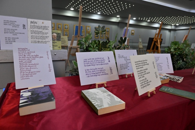 Manisa Büyükşehir Belediyesi’nin destekleriyle hazırlanan Kalem, Kağıt, Mürekkep ile Şiir Yolculuğu adlı sergi, Kültür Merkezi Lale Fuaye’de sanatseverlerle buluştu. Sergi açılışında Manisa Büyükşehir Belediye Başkanı Ferdi Zeyrek, CHP Manisa İl Başkanı İlksen Özalper, şair-yazar Orhan Haşim Elmalı, Manisalı şairler ve yazarlar ile birlikte vatandaşlar yer aldı. Eserlerin bulunduğu sergileri inceleyen Başkan Zeyrek, Elmalı’dan eserler hakkında bilgi aldı.