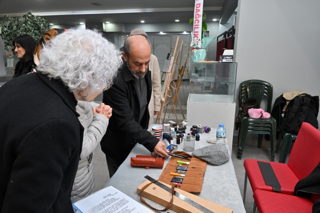 Manisa’da Şiir ve Kaligrafinin Büyüleyici Buluşması
Sergide, Türk edebiyatının unutulmaz isimlerinden Didem Madak, Birhan Keskin, Ülkü Tamer ve Melih Cevdet Anday gibi şair ve yazarların eserleri, kaligrafi sanatıyla yeniden hayat buldu.  Kalem, Kağıt, Mürekkep ile Şiir Yolculuğu sergisi ziyaretçiler için şiir ve sanatın birleştiği benzersiz eserleri gözler önüne seriyor. Elmalı, bu özel sergiyle edebiyat ve sanat dünyasına adını yazdırmış eserleri, görsel bir şölenle Manisalıların beğenisine sundu. 

Sergi, 12-13 Aralık tarihlerinde Kültür Merkezi Lale Fuaye’de sanatseverleri ağırlayacak.