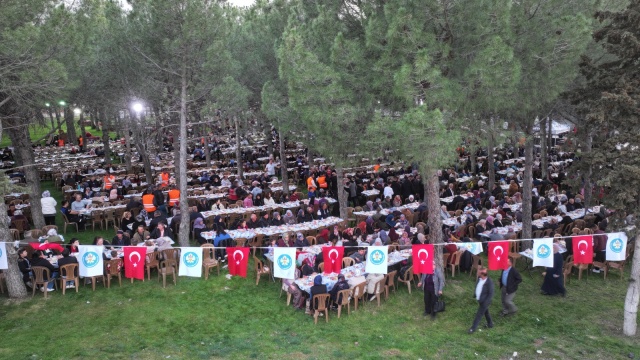 Binlerce vatandaşın dualarla buluştuğu gecede konuşan Başkan Zeyrek, “Yunus Emre’nin ‘Sevelim sevilelim, dünya kimseye kalmaz’ sözü, insanlığa bırakılmış en büyük mirastır. Onun sevgisi, hoşgörüsü ve kardeşlik anlayışı, sadece bize değil, tüm dünyaya ışık tutmaya devam ediyor” dedi.
 
Manisa Büyükşehir Belediyesi ve Kula Belediyesi iş birliği ile Kula ilçesinde Yunus Emre ve Tapduk Emre Türbesi’nde iftar özel programı düzenlendi. Kadir Gecesi dolayısıyla düzenlenen programa, Manisa Büyükşehir Belediye Başkanı Ferdi Zeyrek, Kula Belediye Başkanı Hizmet Dönmez, Büyükşehir Belediyesi Genel Sekreter Yardımcıları Ali Kılıç ve Ulaş Aydın, siyasi partilerin temsilcileri, sivil toplum kuruluşlarının temsilcileri ve binlerce vatandaş katıldı.