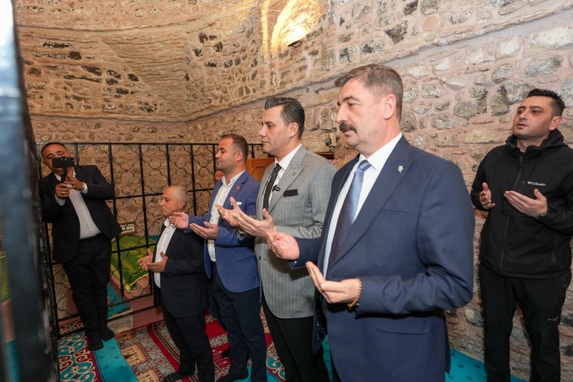 “Kalplerimizde Sevgi ve Kardeşlik Daim Olsun”
Yunus Emre ve Tapduk Emre Türbesi’nde yapılan iftar yemeği öncesinde vatandaşları selamlayan Kula Belediye Başkanı Hikmet Dönmez, tüm vatandaşların Kadir Gecesi’nin mübarek olması temennisinde bulundu. Manisa Büyükşehir Belediye Başkanı Ferdi Zeyrek ise “Bu gece, affın, merhametin ve duaların kabul olduğu mübarek bir gece. Kadir Gecemizin, dualarımızın kabulüne, birlik ve beraberliğimizin güçlenmesine vesile olmasını temenni ediyorum. Sofralarımızda bereket, hanelerimizde huzur, kalplerimizde sevgi ve kardeşlik daim olsun. Bugün burada, bu toprakların yetiştirdiği en büyük değerlerden biri olan Yunus Emre’nin hatırasını yaşatıyoruz. O, ‘Sevelim sevilelim, dünya kimseye kalmaz’ diyerek insanlığa en önemli öğüdü vermiştir. Onun sevgisi, hoşgörüsü, barış ve kardeşlik anlayışı sadece bizim değil, tüm dünyanın rehberi olmuştur” dedi.
 
“Herkese Eşit Hizmet Götürerek Yolumuza Devam Ediyoruz”
Tapduk Emre dergahında yetişen Yunus Emre’nin, insan sevgisini, adaleti, eşitliği ve kardeşliği kendisine rehber edinmiş bir bilge olduğunu söyleyen Ferdi Zeyrek, “Mirasına sahip çıkmak, sadece şiirlerini okumakla değil, onun felsefesini hayatımıza rehber edinmekle mümkündür. Bugün bizler de bu anlayışla kimseyi ötekileştirmeden, insanlarımızı ayrıştırmadan, herkese eşit hizmet götürerek yolumuza devam ediyoruz. 11 ayın sultanı Ramazan’ın hayırlı gecelerinden bir tanesi olan Kadir Gecesi’ni idrak etmenin huzurunu yaşıyoruz. Bu mübarek gecede, ellerimizi semaya açıyor, ülkemiz, milletimiz, insanlık için hayırlı dualar ediyoruz. Zor zamanlardan geçtiğimiz bugünlerde, en büyük gücümüz birlik ve beraberliğimizdir. Allah dualarımızı kabul etsin, ülkemizi her türlü felaketten korusun” diye konuştu.
