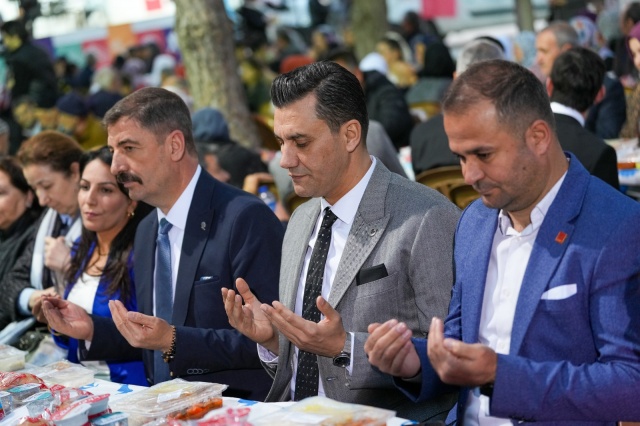 Başkan Zeyrek, Kadir Gecesi’nde Kula’da Gönül Sofrasına Katıldı
Zeyrek: “Yunus’un ‘Sevelim Sevilelim, Dünya Kimseye Kalmaz’ Sözü, İnsanlığa Bırakılmış En Büyük Mirastır”
 
Manisa Büyükşehir Belediye Başkanı Mimar Ferdi Zeyrek, Kadir Gecesi’nde manevi atmosferin en yoğun hissedildiği yerlerden biri olan Kula’daki Yunus Emre ve Tapduk Emre Türbesi’nde düzenlenen iftar programına katıldı.