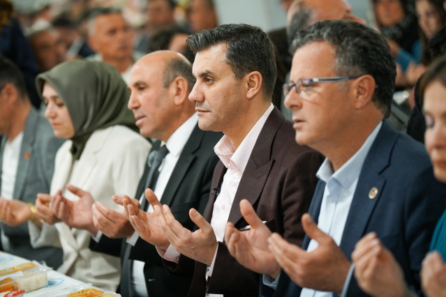 "Burada bulunmaktan büyük mutluluk duyuyorum"

İftar öncesi Sarıgöl halkına hitap eden Büyükşehir Belediye Başkanı Ferdi Zeyrek, "Ramazan ayının değerini hissettiğimiz bu günlerde, sizlerle bir arada olmaktan ötürü büyük bir mutluluk yaşıyorum. Ramazan ayı, birlik ve kardeşliğin, en güzel anıların yaşandığı müstesna bir dönemdir. Hepinizin Ramazan Bayramı'nı şimdiden kutluyorum" dedi.
