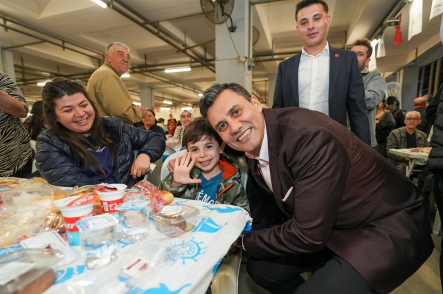 Manisa Büyükşehir Belediyesi, Ramazan ayının paylaşma ve dayanışma ruhunu kentin çeşitli noktalarında düzenlediği iftar yemekleriyle pekiştiriyor. Bu kapsamda Sarıgöl'de de bir iftar sofrası kuruldu. Manisa Büyükşehir Belediye Başkanı Mimar Ferdi Zeyrek, Sarıgöl'deki vatandaşlarla iftar açtı. Sarıgöl sakinleri, etkinliğe yoğun ilgi gösterdi.