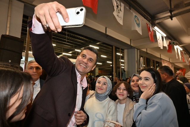 İftar programına, Manisa Büyükşehir Belediye Başkanı Mimar Ferdi Zeyrek'in yanı sıra Sarıgöl Belediye Başkanı Tahsin Akdeniz, Alaşehir Belediye Başkanı Ahmet Öküzcüoğlu, Denizli Buldan Belediye Başkanı Mehmet Ali Orpak, Denizli Güney Belediye Başkanı Mehmet Ali Eraydın, Uşak’ın Eşme ilçesinden Yeleğen Belde Belediye Başkanı Ecevit Emir, çeşitli siyasi partilerin temsilcileri, mahalle muhtarları ve vatandaşlar katılım sağladı.