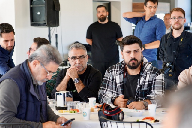 Başkan Zeyrek; “Hepsi bizim takımımız”
Manisa Büyükşehir Belediye Başkanı Mimar Ferdi Zeyrek, toplantıda basın mensuplarının sorularını yanıtladı. Gündeme ilişkin değerlendirmelerde bulunan Başkan Zeyrek, “Ben Ferdi Zeyrek olarak Manisasporluyum. Hafta sonu Karaköyspor ile oynadık. Karaköyspor da bizim takımımız. Hepsi bizim takımımız. 84 tane amatör kulübe herkese eşit bir şekilde nakdi ve malzeme yardımını yaptım. Ben onların hepsine sahip çıkacağım. Bir tane futbolcu almak yerine 12 bin 500 evladımıza altyapı ve amatörde sahip çıkan bir başkanım” dedi.