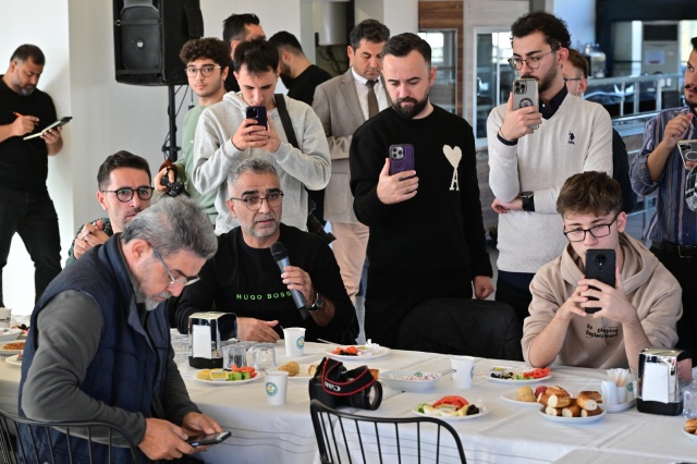 “Tespitimiz 10 milyon liraya yakın bir zarar”
Uncubozköy deposunda basınç eksikliğinin yaşandığını belirten Başkan Zeyrek, “Bu basınç düşüklüğünün iki tane sebebi olabilir. Bir tanesi altyapıda oluşabilecek patlaklar. İkincisi ise fazla kullanımdan kaynaklı olan sıkıntı. Biz bunu scada sistemi üzerinden görüyorduk. Hattı takip ettik, bir kaçağın olmadığını gördük. Daha sonra hatta ait olan eğitim ve spor yapılarına bakmaya başladık. Eğitim yapılarından bir sorun çıkmadı. Orada Manisa FK’nın kullandığı tesisler vardı. Oraya giden boru hattını kazdık, problem yoktu. Ama kazarken ikinci bir boru gördük. İkinci boruyu takip ettiğimizde Manisa FK bu şehrin suyunu da haksızca ve kaçak bir hatla birlikte kullandığı ortaya çıktı. Bu hatta dair de yasal işlemleri başlattık. Şu anda süreç yargıdadır. Yargının doğru karar vereceğine inanıyorum. Bizim tespitimiz 10 milyon liraya yakın bir zarar. Manisa FK’da şunu söylüyor. 10 milyon lira değil, 6 küsur milyon lira bu zarar, onu verelim uzlaşalım diyor” ifadelerini kullandı.