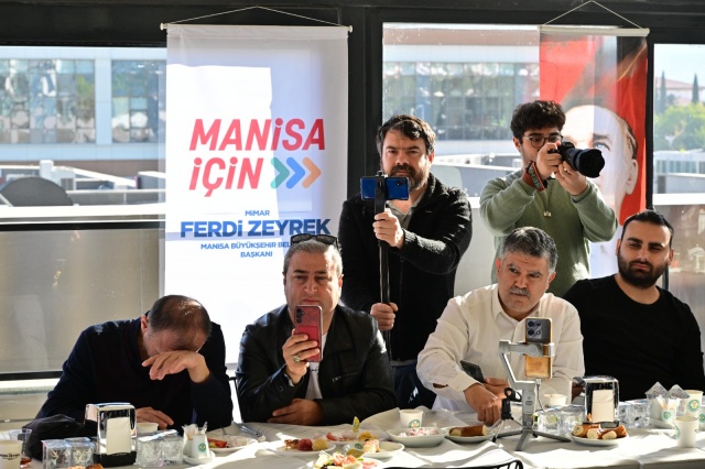 Manisa Büyükşehir Belediye Başkanı Mimar Ferdi Zeyrek’in aylık olarak gerçekleştireceği basın buluşmalarının ilki gerçekleştirildi. Manisa’da görev yapan basın mensupları, Manisa Büyükşehir Belediyesi hizmet binasında Başkan Ferdi Zeyrek’in misafiri oldu. Her ayın ilk Salı günü basın mensupları ile bir araya geleceklerini söyleyen Başkan Zeyrek, “Hem sizin merak ettiğiniz soruları hem Manisa’mda konuşulan konuları en doğru kişiden öğrenmeniz için bu toplantıyı yapmak istedim. İstediğiniz her soruyu sorun, doğruları bizlerden öğrenin. İlk günden beri özgür kalemlerin olması gerektiğini, özgür düşüncenin hakim olması gerektiğini her platformda dile getiriyorum. Geldiğimiz ilk günden itibaren şeffaflığı, ulaşılabilirliği ön plana koyduk. Bunun bir göstergesi olarak da sizlerle bir aradayız” ifadelerini kullandı.