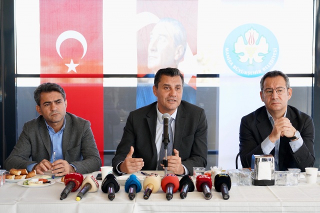 “90 kişinin oy birliği ile karar alındı”
Başkan Ferdi Zeyrek, “Sayıştay raporu doğrultusunda Manisa Büyükşehir Belediyesi’nden kamu zararını ortadan kaldırabilmek için Manisa FK’ya sözleşme fesih ve tesisi boşaltması gerektiği kararını Büyükşehir Belediye Meclisi’nde 90 kişinin oy birliğiyle aldık. Bu süreci başlattıktan sonra Kaymakam Bey’e ilettik. Kamu zararı var, Manisa FK’nın buradan çıkması gerekliliğini söyledi. Daha sonra Vali Bey devreye girdi. Orada siyasi oluşum başladı. Siyaset hiçbir zaman kamu yararının önüne geçmemeli. Siyaseten şu anda Manisa Futbol Kulübü’nün tesislerden çıkmasını durduruyorlar” dedi.