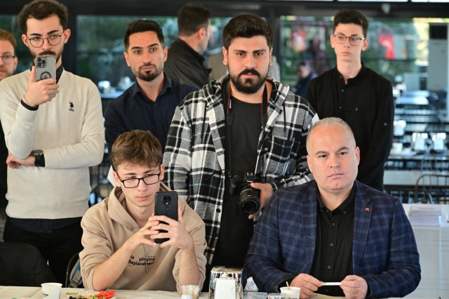 “Sayıştay raporlarında benim sorduğum sorularını aynısını gördüler”
Manisa Futbol Kulübü’nünkaçak su kullanımı iddialarına yönelik soruları yanıtlayan Başkan Zeyrek, “Manisa Futbol Kulübü’nün yıllardan beri belediyemizin kaynaklarından resmi ve gayri resmi yıllarca bizim paramızı almışlar. Sayıştay raporlarında yaklaşık 1,5 sayfa Manisa FK’ya yapılanların yanlışlıklarını ve kamuya ne şekilde zarar verdiği yazmış. Geldiğimde önümde böyle bir rapor vardı. Günün koşullarını yansıtmayan bir kira bedeli ile tesisimizi kullanıyorlar. Bizim personelimizi kullanıyorlar. Basını bizden kullanıyor. Yemeği Manisa Büyükşehir Belediyesi’nden gidiyor. Otobüsü, benzini, çimi bütün hepsini Manisa Büyükşehir Belediyesi yapıyor. Manisa FK bildiğiniz gibi bir şirket. Bu şirketin yüzde 50 ortağı Mevlüt Aktan isimli şahıs. Diğer yüzde 50 ortağı ise benden önceki başkan Cengiz Ergün’ün damadı. 2019 yılında Büyükşehir Belediye Meclis Üyesiyken Manisa Büyükşehir Belediyespor Kulübü’nün neden MevlütAktan’a satılığını mecliste önerge olarak veren kişi benim.