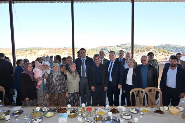 Manisa Büyükşehir Belediye Başkanı Mimar Ferdi Zeyrek ilçe programlarının ikinci turuna köy ziyaretleriyle başladı. Akhisar’da Yaykın, Hanpaşa ve Göcek köylerini ziyaret eden Başkan Ferdi Zeyrek Manisa’nın 1089 mahalle ve köyünü ziyaret edeceğini vurguladı. Başkan Zeyrek, “Manisalılar mahalle ve köylerinde ziyaret ederek halkımızı dinleyeceğiz. Sorunlara hep birlikte çözüm bulacağız” diye konuştu.