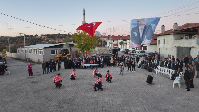 “Artık sen, ben yok, biz varız”
Başkan Ferdi Zeyrek son olarak Göcek köyünü ziyaret etti. Muhtar Erol Kaya ve Göcekliler tarafından meşaleler ve yaren ekibi ile karşılanan Başkan Ferdi Zeyrek, köy meydanına kadar yürüdü. Başkan Zeyrek sonrasında, yaren ekibi ile birlikte Zeybek oynadı. Manisalıların sorunlarını her zaman yerinde göreceğini vurgulayan Başkan Zeyrek, “Sizler bana böyle bir emanet verdiniz. Bu emaneti baş tacı yapmak benim görevimdir. Her sabah 07.30’da başlıyor, gece kaçta bitiyor mesai bilmiyorum. Hiç de şikayetçi değilim. Yorulmadan, yılmadan, çok sevdiğim Manisa’m ve Manisalı hemşerilerim için gece gündüz çalışmaya her zaman devam edeceğim. Artık sen, ben yok, biz varız. Artık devletimizin bize emanet ettiği parayı halk için harcama vaktidir. Halk için harcamak için de Göcek’e gelmek gerekiyor. Göcek’in sorunlarını görmek, bilmek gerekiyor. Bütün köyleri tek tek dolaşmak gerekiyor ki sorunu yerinde görelim, ekiplerimizle birlikte çözümü yerinde bulalım. Şu anda ücretsiz bir şekilde köylerimize internet götürüyoruz. Evlatlarımıza o internetle online dershane hizmeti sunuyoruz” ifadelerini kullandı.