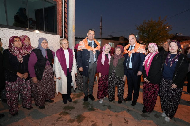 “Bu bir başlangıç”
Başkan Ferdi Zeyrek, daha sonra Manisa Büyükşehir Belediyesi tarafından ücretsiz internet hizmet sağlanan Hanpaşa köyünü ziyaret etti. Muhtar Mehmet Arıkan ve Hanpaşalılar ile sohbet eden Başkan Zeyrek, “Göreve ilk geldiğimde yatırımları nereye yapacağımıza bakmaya başladık. Gördüm ki 400 köyde internet yok, ilk önce köylere internet götüreceğiz dedik. 127 köyde içme suyu hattı yok. Şu anda onlara içme suyu hattı götürmeye başladık. Bize emanet olan parayı halkımız için kullanacağız. Bizim de isteğimiz her zaman için vatandaşın istekleri ve eksikleri noktasında olacak. İnşallah bu bir başlangıç” dedi.