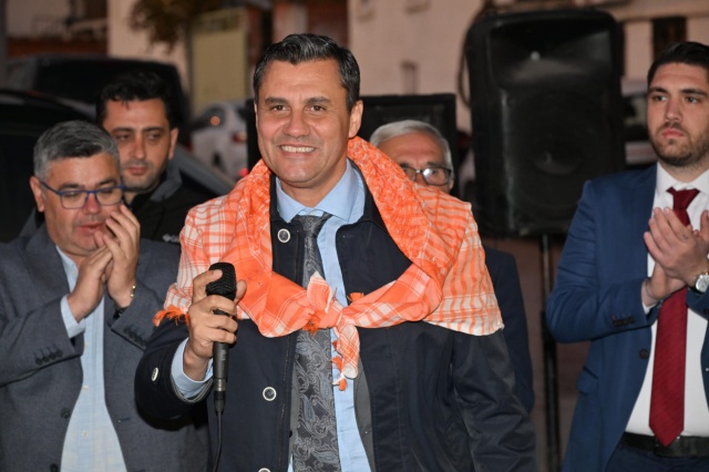 Her hafta gerçekleştirdiği ilçe ziyaretleri ile Manisalıların sorunlarını yerinde dinleyen Manisa Büyükşehir Belediye Başkanı Mimar Ferdi Zeyrek, ilçe ziyaretlerinin ikinci turuna köy ziyaretleri ile başladı. Başkan Ferdi Zeyrek, Akhisar’da Yaykın, Hanpaşa ve Göcek köylerinde yurttaşlarla bir araya geldi. Başkan Zeyrek’e Akhisar Belediye Başkanı Besim Dutlulu, CHP Akhisar İlçe Başkanı Hayriye Hacet, meclis üyeleri, parti örgütü eşlik etti. Manisa il genelinde 1089 mahalle ve köyün bulunduğunu belirten Manisa Büyükşehir Belediye Başkanı Mimar Ferdi Zeyrek, Manisa’nın her bir mahallesini ve köyünü ziyaret edeceğini belirtti. Başkan Zeyrek, “Manisalıları mahalle ve köylerinde ziyaret ederek halkımızı dinleyeceğiz. Sorunlara hep birlikte çözüm bulacağız” ifadelerini kullandı.