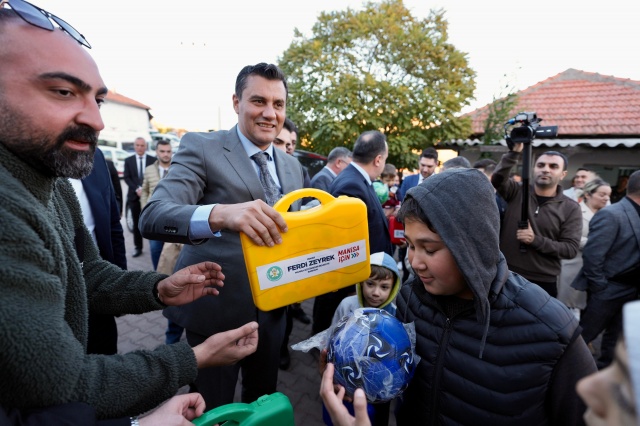 Başkan Zeyrek; “Sorunları yerinde göreceğiz ve çözeceğiz”
İlk olarak Yaykın köyünü ziyaret eden Manisa Büyükşehir Belediye Başkanı Mimar Ferdi Zeyrek, Muhtar Remzi Özbek ve Yaykınlılarla bir araya geldi. Başkan Ferdi Zeyrek, “Göreve gelmemizin ardından geçen sürede Manisa’ya daha iyi nasıl hizmet ederiz, sorunları nasıl görürüz diye ilçe ilçe köy köy dolaşıyoruz. Biz Manisa’da yaşayan 1,5 milyon kişi çok büyük bir aileyiz. Ben şehrimi ve şehrimin insanını çok seviyorum. Sizlerle birlikte sorunları yerinde görelim ve yerinde çözelim istiyoruz. 1089 tane mahalle ve köyümüz var. Her köye tek tek gidip, sorunları yerinde göreceğiz ve çözeceğiz” diye konuştu.