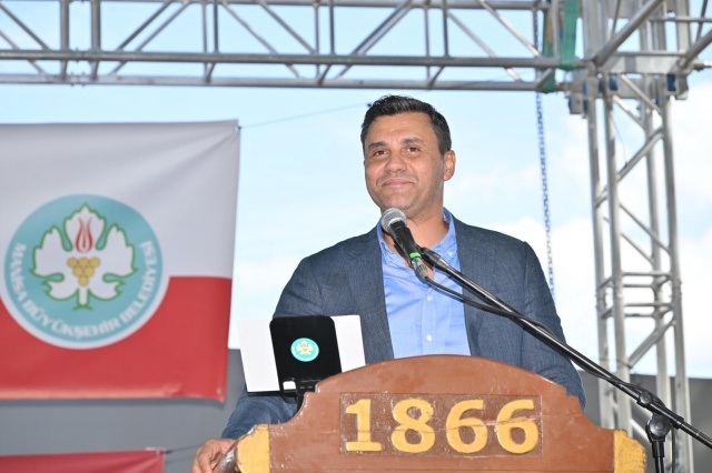 “Her İnanç Grubunun Eşit Haklara Sahip Olması Gerektiğine İnanıyoruz”
Cem Evlerine ibadethane statüsü kazanmasının en önemli hususlardan biri olduğuna dikkat
çeken Başkan Zeyrek, “Bugün burada sadece bir şenlik düzenlemiyoruz; köklü
değerlerimize, inançlarımıza ve bir arada yaşama kültürümüze sahip çıkıyoruz. Alevi-Bektaşi
inancının insana ve insanlığa verdiği kıymeti hatırlıyor; bu felsefenin ışığında kardeşliğimizi
pekiştiriyoruz. Bildiğiniz gibi, göreve geldiğimiz ilk ay suda indirim yapmıştık. Bununla
birlikte Cemevlerimize de ücretsiz su desteği verdik. Burada önem verdiğim en önemli
husus, Manisa’da Cemevlerinin ibadethane statüsü kazanmasıydı. Laik ve demokratik bir
Türkiye Cumhuriyeti’nde her inanç grubunun eşit haklara sahip olması gerektiğine inanıyor
ve bu anlayışla çalışıyoruz” ifadesini kullandı.