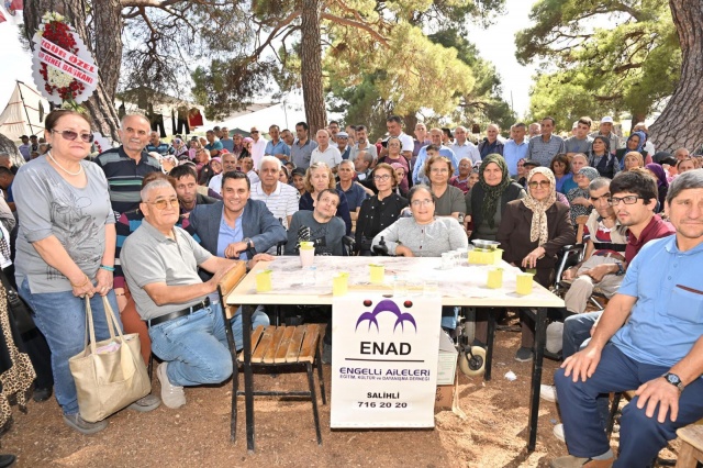 Kadına, çocuğa, hayvana ve tüm canlara merhamet duygusuyla yaklaşmanın vurgusunu
yapan Başkan Zeyrek, “Manisa Büyükşehir Belediyesi olarak, kültürümüzün yaşatılması ve
gelecek nesillere aktarılması için her türlü desteği vermeye de devam edeceğiz. Alevi
Bektaşi kültüründe hiçbir ayrım yoktur. Gelin canlar bir olalım anlayışı hakimdir. Hünkar
Hacı Bektaş Veli’nin dediği gibi, “Yetmiş iki milleti bir nazarda gör” bu coğrafyada barışı,
hoşgörüyü ve kardeşliği inşa etmenin anahtarıdır. Alevi-Bektaşi inancında da bu felsefe
hakimdir. Biz de bu anahtarı genç nesillere aktararak, birlik ve beraberlik içinde aydınlık bir
geleceği hep birlikte inşa edeceğiz. Bu felsefeyle ülkemizin en çok ihtiyaç duyduğu
toplumsal barışın sağlanmasına katkıda bulunacağımıza inanıyorum. Kadına, çocuğa,
hayvana kısaca tüm canlara merhamet duygusuyla yaklaşmak, laik, demokratik ve adil bir
ülkede kardeşçe yaşamak için Alevi-Bektaşi kültüründeki insani değerlere ihtiyaç
duymaktayız. Bu önemli şenliği gelecek nesillere daha da büyüyerek aktarmak için hep
birlikte çalışacağız. Bağdatlı Sultan şenliklerinin, birlik ve beraberliğimizin pekişmesine vesile
olmasını diliyorum” dedi.