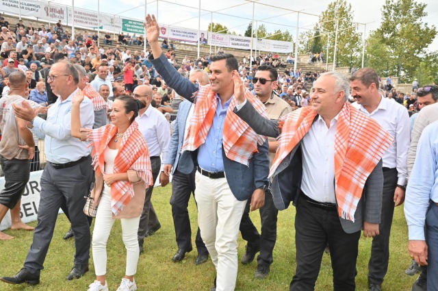 Kula’ya bağlı Encekler Mahallesi'nde, Hz. Muhammed tarafından Hz. Ali'ye vekalet
verildiğine inanıldığı günde gerçekleştirilen Bağdatlı Sultan Alevi Kültürünü Tanıtma ve
Sanat Şenliği düzenlendi. Programa, Cumhuriyet Halk Partisi (CHP) Manisa İl Başkanı İlksen
Özalper, Manisa Büyükşehir Belediye Başkanı Mimar Ferdi Zeyrek, CHP Manisa Milletvekili
Ahmet Vehbi Bakırlıoğlu, Kula Kaymakamı Ömer Ahmet Özdemir, Kula Belediye Başkan
Vekili Semra Gündüz, CHP Kula İlçe Başkanı Kadir Girgin, CHP Kula İlçe Kadın Kolları
Başkanı Esen Çınar, İlçe Jandarma Komutanı Üsteğmen Bayram Yüksel, İlçe Emniyet
Müdürü Ali Rıza Gökmen, gaziler ile binlerce vatandaş katıldı. Cumhuriyet Halk Partisi (CHP)
Manisa İl Başkanı İlksen Özalper, Cumhuriyet Halk Partisi Manisa Milletvekili Ahmet Vehbi
Bakırlıoğlu, Kula Belediye Başkan Vekili Semra Gündüz ve Mahalle Muhtarı Tuncay Demir
konuşmalarında yaşatılan kültürün önemine değindiler.