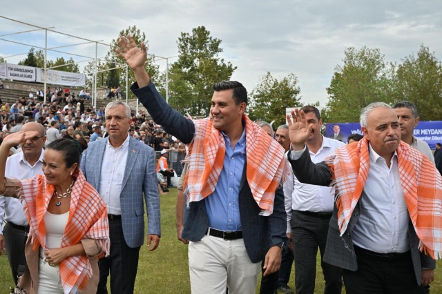 Türkü dinletileri ve semah gösterileri yapıldı
Konuşmaların ardından vatandaşlara yemek ikramı yapılarak semah gösterisi, Salihli Türkü
Dostları grubunun türkü dinletisi, mahalli sanatçı Sami Dinç’in türkü dinletisi ve ünlü
türkücü Tolga Sağ’ın dinletisi yapıldı. Geçtiğimiz yıllara göre yoğun katılımın olduğu şenlikte
binlerce vatandaş türkülerle etkinliğin tadını çıkardı.