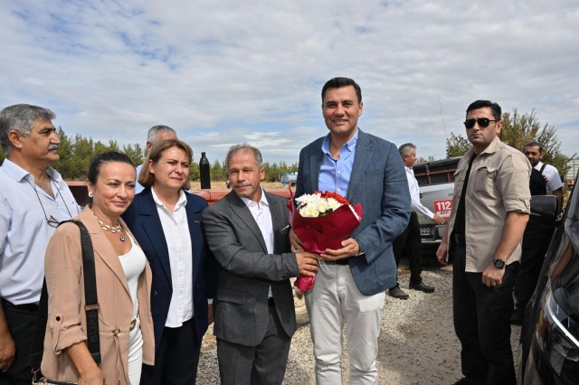 Manisa'nın Kula İlçesinde her yıl geleneksel olarak düzenlenen Bağdatlı Sultan Alevi
Kültürünü Tanıtma ve Sanat Şenlikleri, Encekler Mahallesi’nde düzenlendi. Programa katılan
Manisa Büyükşehir Belediye Başkanı Mimar Ferdi Zeyrek yaptığı konuşmada, “Kadına,
çocuğa, hayvana kısaca tüm canlara merhamet duygusuyla yaklaşmak, laik, demokratik ve
adil bir ülkede kardeşçe yaşamak için Alevi-Bektaşi kültüründeki insani değerlere ihtiyaç
duymaktayız. Bu önemli şenliği gelecek nesillere daha da büyüyerek aktarmak için hep
birlikte çalışacağız. Bağdatlı Sultan şenliklerinin, birlik ve beraberliğimizin pekişmesine vesile
olmasını diliyorum” dedi.