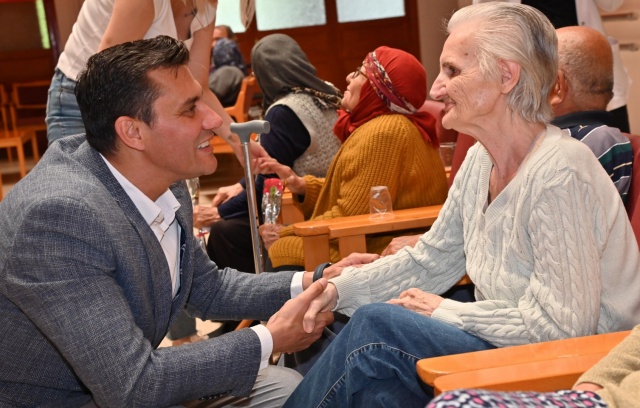 Manisa Büyükşehir Belediye Başkanı Mimar Ferdi Zeyrek, Anneler Günü dolayısıyla eşi Nurcan Zeyrek ile birlikte Manisa Büyükşehir Belediyesi İsmail-Muammer Cider Huzurevi ve Dinlenme Yurdu ile Manisa Huzurevi Vakfı Özel Huzurevi sakinlerini ziyaret etti. Duygusal anların yaşandığı ziyarette Başkan Zeyrek ve eşi Nurcan Zeyrek, huzurevlerinin kadın sakinlerinin ellerini öperek, karanfil takdim etti ve Anneler Günü’nü kutladı.
