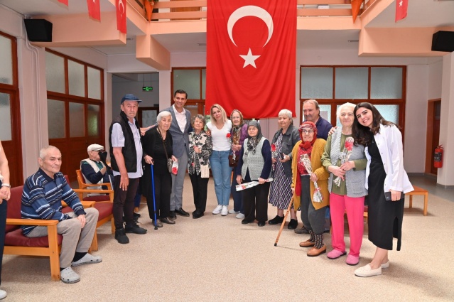 Manisa Büyükşehir Belediye Başkanı Mimar Ferdi Zeyrek, eşi Nurcan Zeyrek ile birlikte Anneler Günü olması dolayısıyla ilk olarak Manisa Büyükşehir Belediyesi İsmail-Muammer Cider Huzurevi ve Dinlenme Yurdu sakinlerini ziyaret etti. Huzurevinde kalan kadın sakinlerin tek tek elini öperek çiçek takdim eden Başkan Zeyrek ve eşi Nurcan Zeyrek, huzurevi sakinleriyle bir süre sohbet etti. Duygusal anların da yaşandığı ziyarette Başkan Zeyrek, tüm kadınların Anneler Günü’nü kutladı. İsmail-Muammer Cider Huzurevi ve Dinlenme Yurdu ziyaretinin ardından Başkan Zeyrek ve eşi Nurcan Zeyrek, Manisa Huzurevi Vakfı Özel Huzurevi sakinlerine de ziyaret gerçekleştirdi. Zeyrek çifti, burada da huzurevi sakinlerinin ellerini öperek, karanfil takdim etti ve Anneler Günü’nü kutladı.