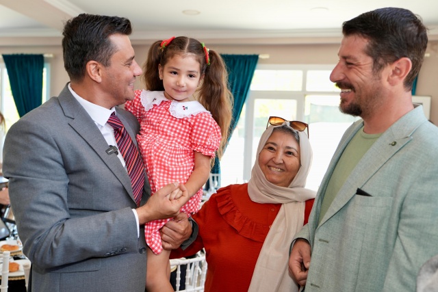 “Su yarınlara bırakacağımız en önemli değerdir”
Manisa Büyükşehir Belediye Başkanı Mimar Ferdi Zeyrek, yer altı kaynaklarının kullanımı konusuna da değindi. Başkan Zeyrek, “250 metreden gelen sular 400 metrelere kadar çıktı. Su artık ağır metallerle geliyor. Bu suyu içilebilir hale getirebilmek için arıtmaya çok ciddi paralar harcıyoruz. Seçimde ilk 2 ton su 1 lira, sonraki kademelerde yüzde 30 indirim diye söz vermiştim. Çok şükür sözümüzü tuttuk, vatandaşlarımız da çok memnun. Ama içme suyu ile bahçede domates, biber sulanıyor. İçme suyu ile zeytinlik sulanıyor. İçme suyunu bahçe sulamada kullanırsak yarınlara yapacağımız en büyük ihanettir. Biz ilk 2 ton 1 lira derken insani su kullanım hakkı dedik. Sizden tek isteğim bulunduğunuz mahallede bu şekilde vahşi sulama yapan varsa uyarın. Uyarıları kale almıyorsa bize bildirin, biz kendimiz gidip anlatalım. Bu dönem için domates biber çıktı sorun yok. Ama onun çocuğuna, torununa yarın bırakacak ne domates biber kalacak ne de içme suyu kalacak. Amasya Belediye Başkanı, Amasya’nın 10 günlük suyu kaldı diyor. Manisa’da böyle mi olsun? Yeraltı su kaynaklarımız sınırlı. Su yarınlara bırakacağımız en önemli değerdir. Vahşi sulamada kullanan kim varsa lütfen onları uyarın” ifadelerini kullandı.