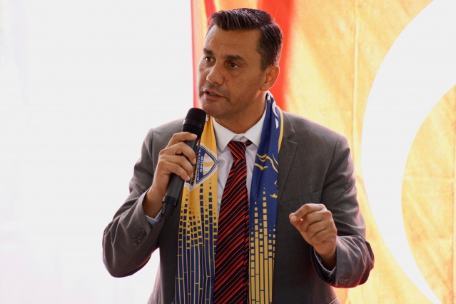 Başkan Zeyrek; “Devletimizin bize emanet ettiği para halka hizmete gidecek”
Manisa Büyükşehir Belediye Başkanı Mimar Ferdi Zeyrek, haftalık ilçe ziyaretlerini Demirci ile sürdürdü. Mahalle muhtarları ile bir araya gelen Başkan Ferdi Zeyrek, devletin emanet ettiği paranın halka hizmete gideceğini vurguladı. Başkan Zeyrek, “Size buradan söz veriyorum. Bir tane futbolcu almak yerine Demirci’ye sıcak asfalt yapacağız. Basketbolcu almak yerine 147 tane mahalleye içme suyu götüreceğiz. Bundan hiçbir şüpheniz olmasın” ifadelerini kullandı.  

Haftalık ilçe ziyaretleriyle Manisalıların sorunlarını yerinde gören ve taleplerini yerinde dinleyen Manisa Büyükşehir Belediye Başkanı Mimar Ferdi Zeyrek, Demirci’ye ziyarette bulundu. Başkan Ferdi Zeyrek, ilçede Demirci Belediye Başkanı Erkan Kara ile birlikte mahalle muhtarlarıyla bir araya geldi. 31 Mart’ta Demircililerin tarihi bir oy kazandırdığını belirten Başkan Ferdi Zeyrek, “Göreve gelmemizin ardından Manisa’nın en uzak ilçeleri Demirci ve Selendi’ye pozitif ayrımcılık yaptık. 5 yıl boyunca da buna devam edeceğiz. Seçim boyunca buraya geldiğimde şunu gördüm. Demirci’nin altyapı sorunu artık çekilmez hale gelmişti. Üstyapısında o topraklı yolda siz her gün yürüyorsunuz, gerçekten yaşanması zor alandı. Geçtiğimiz 4,5 ay boyunca hemen altyapıyı bitirmek için bütün ekibi yönlendirdik. Belirli bir program içerisine aldık ve bir an önce hızlandıralım istedik” dedi.