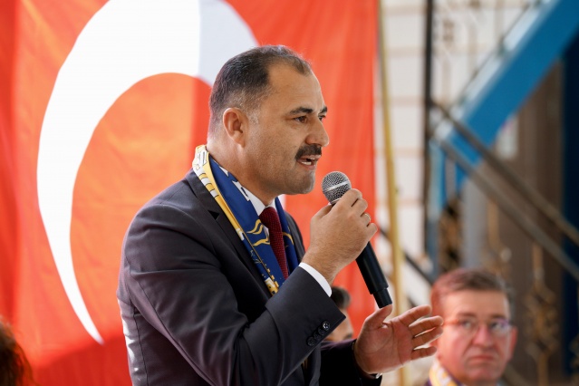 Muhtarlar Taleplerini Anlattı
Muhtarlar Dernek Başkanı Fatma Gümüş söz aldı. Dernek Başkanı Gümüş, “Hayallerimizi gerçeğe dönüştüreceğimize inancımız tamdır. Destek ve katkılarınızdan dolayı teşekkür ederiz” dedi. Konuşmaların ardından mahalle muhtarlarının talepleri, sorunları ve çözüm önerileri dinlendi.