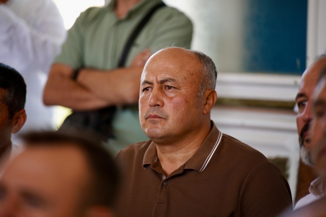 “Devletimizin 610 milyon lirasını korumakla işe başladık”
Başkan Ferdi Zeyrek, 1 Nisan sabahı bir telefon aldığını ve belediyenin kasasında olan 610 milyon liranın harcanmak istendiğini kaydetti. Başkan Zeyrek, “Bizden önceki başkan içeriye faturalar sokmuş. Bu parayı ödemek istiyor. Cumhuriyet savcılığına suç duyurusunda bulundum. Ayın 3’ünde mazbatayı aldık. 610 milyon neymiş baktık. İçerisinde çerez faturası var 1 milyon lira. Bayrak faturası var 1 milyon 367 bin lira. Bunların hepsi köylerimizde yalın ayak dolaşan çocukların hakkıdır. Göreve gelir gelmez devletimizin 610 milyon lirasını korumakla işe başladık. 5 yıl boyunca da bu şekilde devam edecek” diye konuştu.