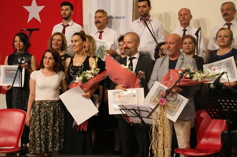 Türkiye’nin her bir yöresine ait 25 Türkü’nün seslendirildiği gecede ayrıca konuk sanatçı olarak Kayhan Bilgiç’te sahne aldı. Bilgiç seslendirdiği birbirinden özgü türküler ile salondakilere coşkulu anlar yaşatırken, gecenin finalini ise Turgutlu Belediyesi Türk Halk Müziği Korosu şefi Doç Dr. Gökhan Ekim yaptı.