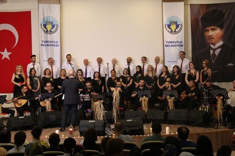. Ekim söylediği Türkü ile salonda bulunanlara duygusal anlar yaşattı. Gecenin sonunda ise Belediye Başkanvekili Esma Toprak konserin hazırlanmasında emeği Doç Dr. Gökhan Ekim’e, konuk sanatçı Kayhan Bilgiç’e, gecenin sunucusu Hülya Bodur’a çiçek ve teşekkür belgesi takdim ederken, koro üyelerine de teşekkür belgesi sundu.