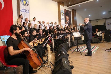 Turgutlu Belediyesi Türk Halk Müziği Korosu, Doç. Dr. Gökhan Ekim şefliğinde gerçekleştirdiği konserle Turgutlu’lulara muhteşem bir türkü ziyafeti çekti