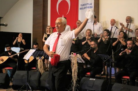 Turgutlu Devlet Hastanesi Konferans Salonu’nda düzenlenen konserde ayrıca konuk sanatçı olarak Kayhan Bilgiç’te yer adlı.