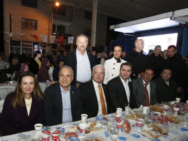 Ramazan ayının bereketini, kurduğu iftar sofralarıyla kentin dört bir yanına taşıyan Manisa Büyükşehir Belediyesi, Saruhanlı’da düzenlediği iftarda 2 bini aşkın vatandaşı bir araya getirdi. Manisa Büyükşehir Belediye Başkanı Ferdi Zeyrek, “Bu mübarek ayda birlik, beraberlik ve paylaşım, en güzel değerlerimizdir” dedi.