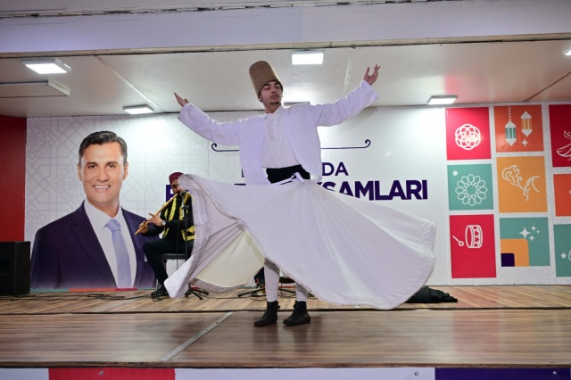 Manisa Büyükşehir Belediyesi, şehrin çeşitli noktalarında kurduğu iftar sofraları ile vatandaşlara iftarlarını açma imkanı sağlıyor. Büyükşehir, Ramazan’ın ikinci gününde, Saruhanlı İlçesi Kapalı Pazaryeri’nde geniş katılımlı bir iftar programı düzenledi. 2 bini aşkın kişinin katıldığı programda, Manisa Büyükşehir Belediye Başkanı Ferdi Zeyrek’in yanı sıra CHP Genel Başkan Yardımcısı Suat Özçağdaş, CHP Manisa İl Başkanı İlksen Özalper, Saruhanlı Kaymakamı Murat Acar, Saruhanlı Belediye Başkanı Ekrem Cıllı, Yunusemre Belediye Başkanı Semih Balaban, siyasi parti temsilcileri ve vatandaşlar yer aldı.